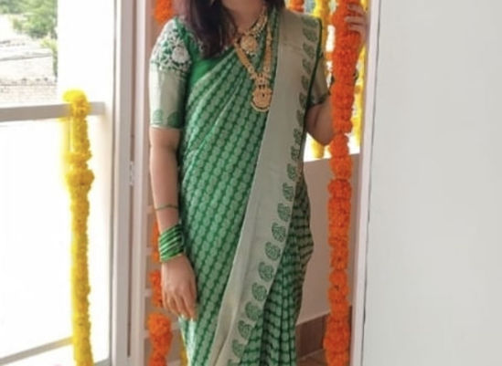 Picture of Elegant bottle green saree and blouse