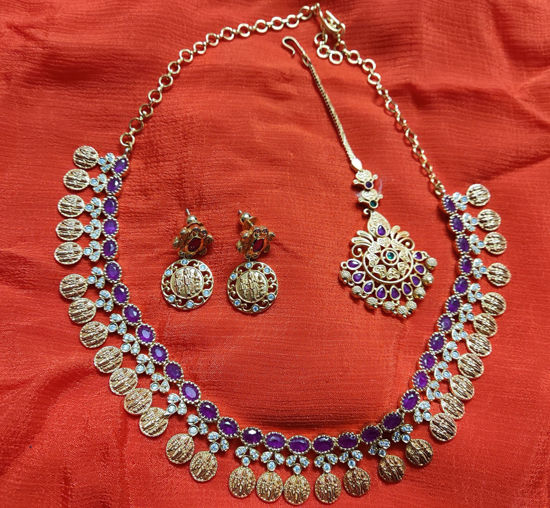 Picture of Gold and ruby pearl set with earrings and maang tikka