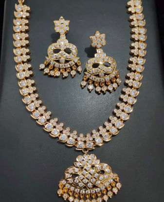 Picture of Beautiful white stone short necklace