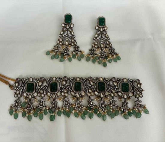 Picture of Victorian choker and earrings set