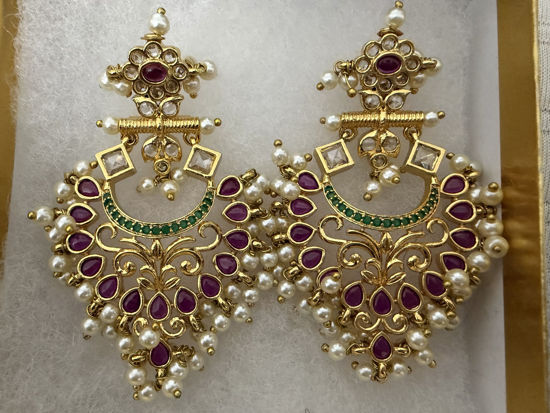 Picture of Brass plated ruby-emerald earrings with pearl drops