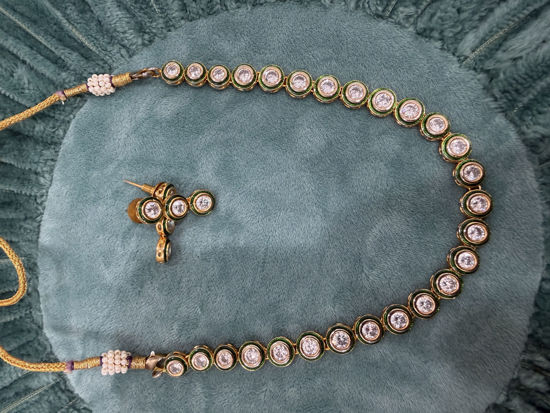 Picture of Kundan necklace and earrings set
